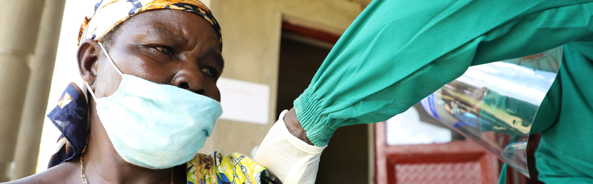 Eine Frau in Afrika erhält eine Impfung gegen das Coronavirus