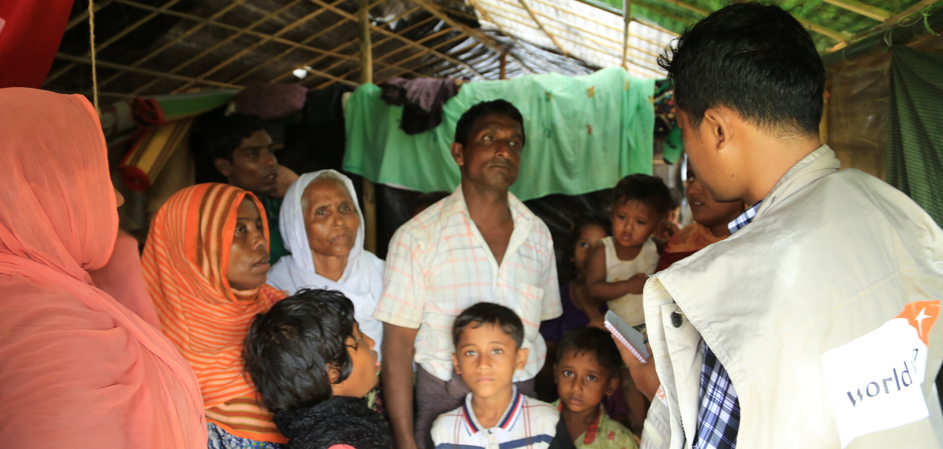 Lal und seine Söhne gehören zu den Flüchtlingen, die in Bangladesch Hilfe benötigen. Lal und seine Söhne gehören zu den Flüchtlingen, die in Bangladesch Hilfe benötigen.