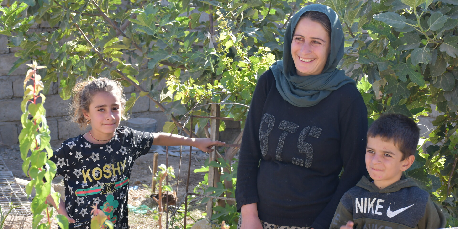Sanam mit ihren zwei Kindern
