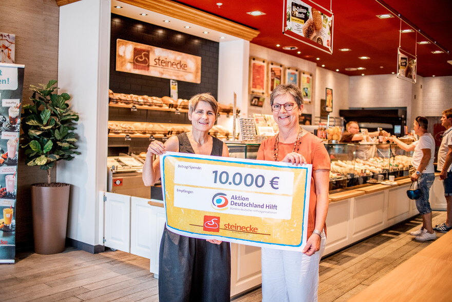 Katrin Steinecke und Manuela Roßbach, geschäftsführender Vorstand von Aktion Deutschland Hilft, bei einer Scheckübergabe der Brotmeisterei Steinecke Katrin Steinecke und Manuela Roßbach, geschäftsführender Vorstand von Aktion Deutschland Hilft, bei einer Scheckübergabe der Brotmeisterei Steinecke