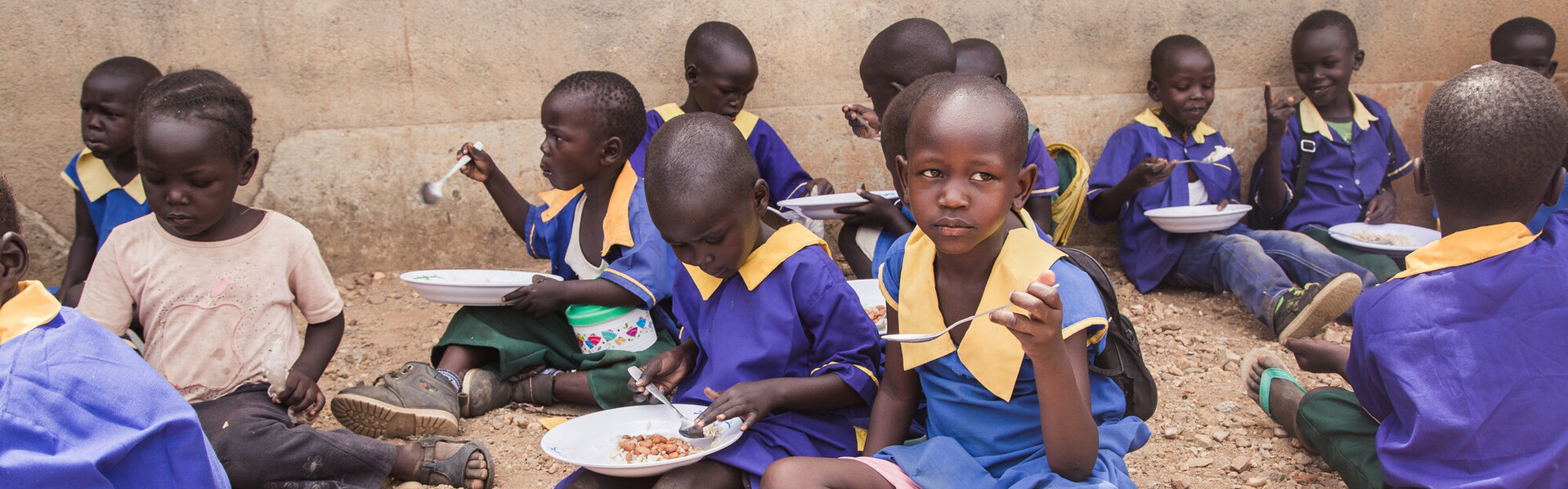 Diese Schulkinder im Südsudan erhalten von Malteser International täglich eine Mahlzeit. Die Hungersnot in dem Land ist groß.