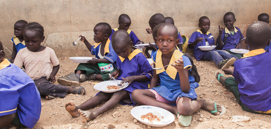 Diese Schulkinder im Südsudan erhalten von Malteser International täglich eine Mahlzeit. Die Hungersnot in dem Land ist groß.