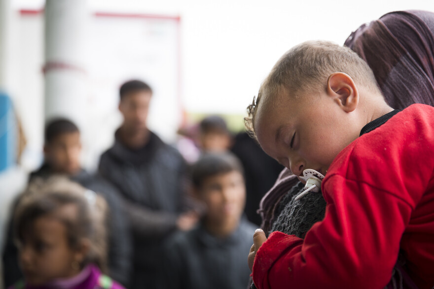 Ein Kind aus Syrien ist erschöpft eingeschlafen Ein Kind aus Syrien ist erschöpft eingeschlafen