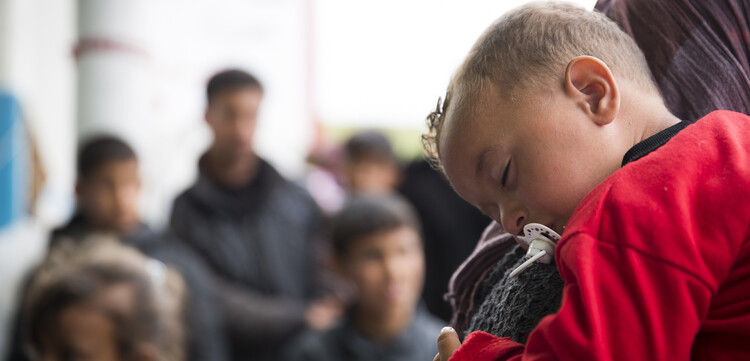 Ein Kind aus Syrien ist erschöpft eingeschlafen Ein Kind aus Syrien ist erschöpft eingeschlafen