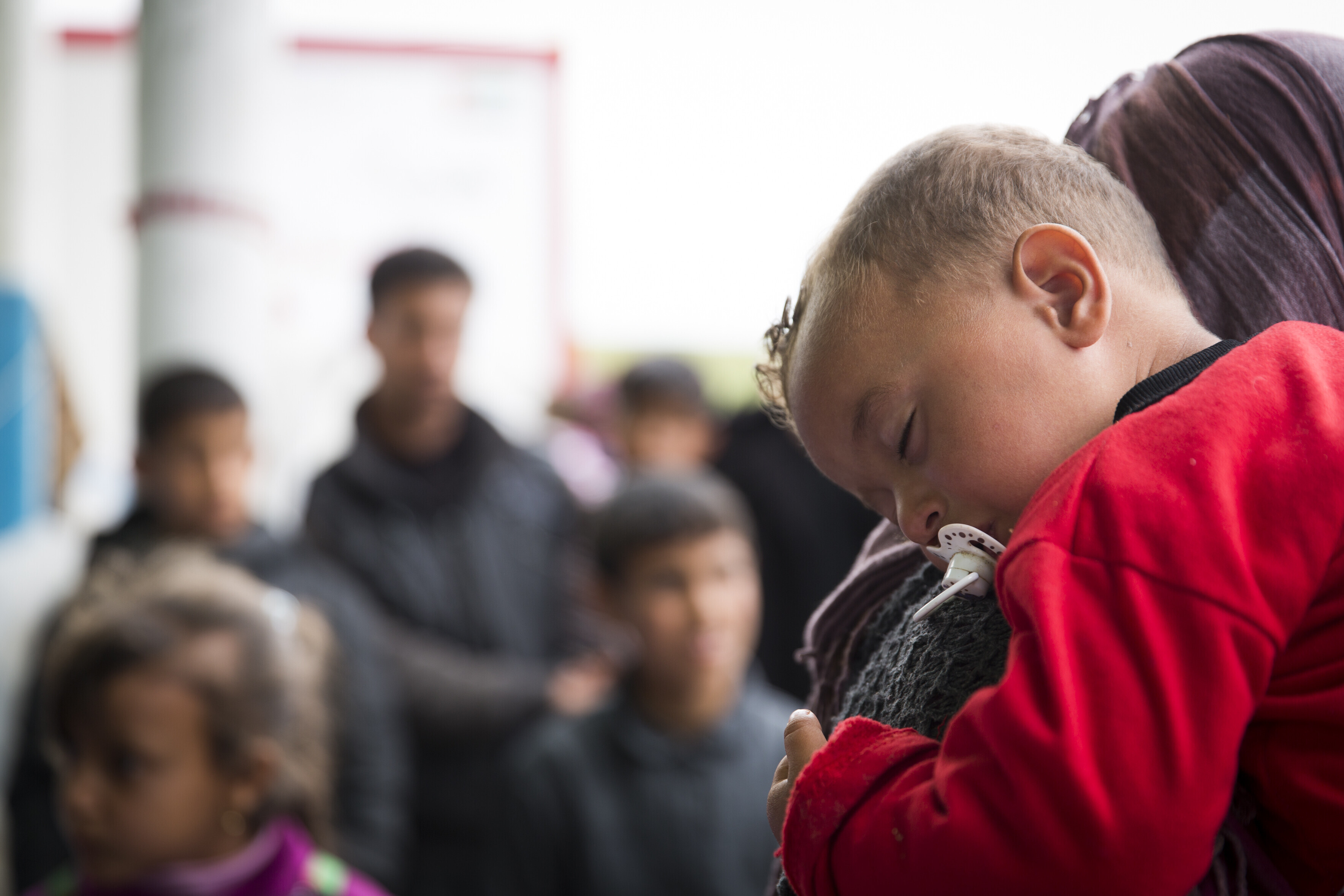 Ein Kind aus Syrien ist erschöpft eingeschlafen Ein Kind aus Syrien ist erschöpft eingeschlafen