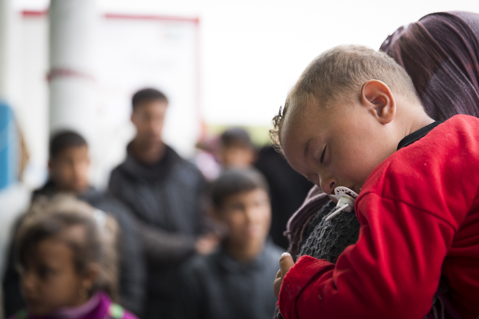 Ein Kind aus Syrien ist erschöpft eingeschlafen