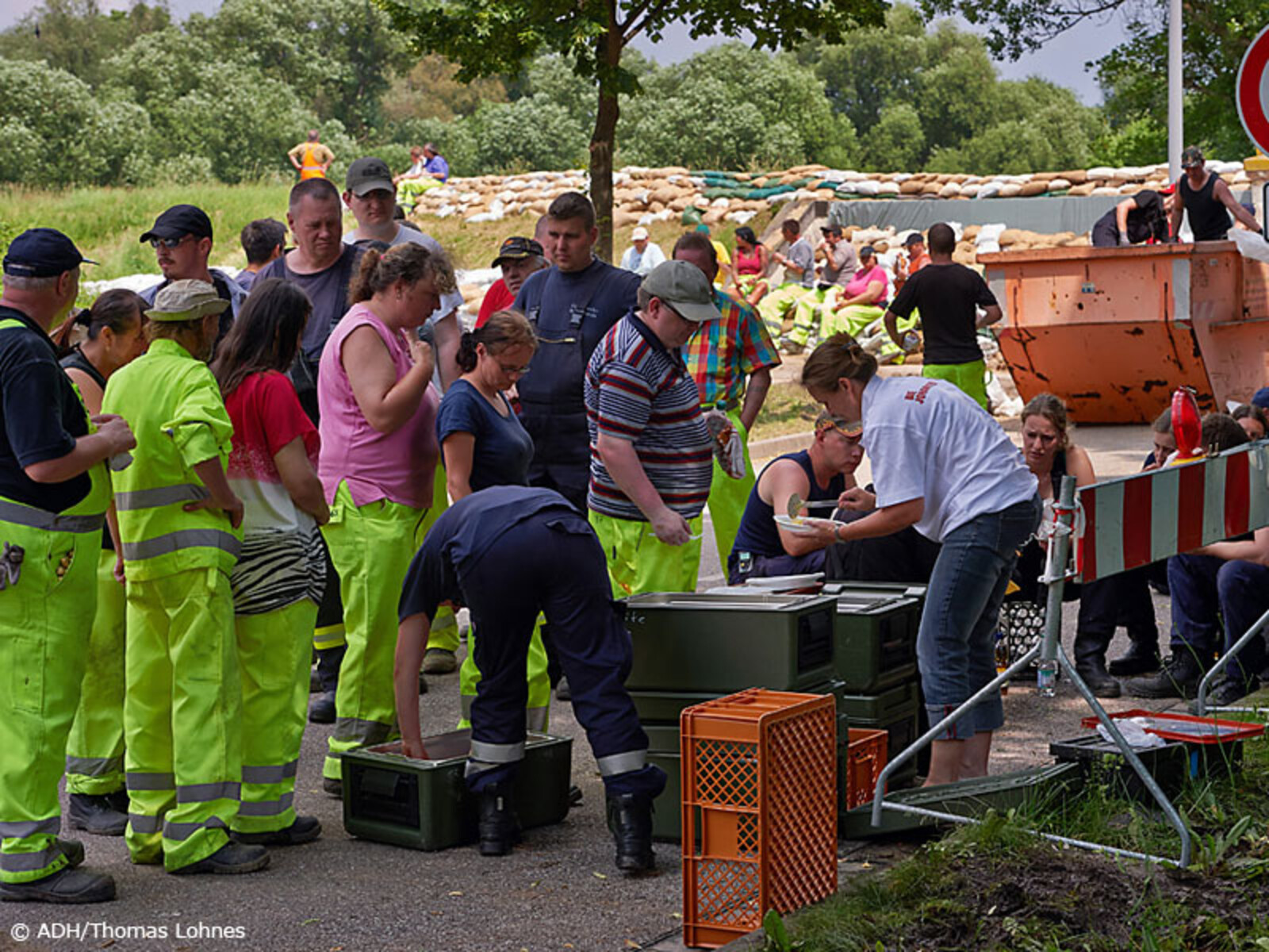 Die Johanniter versorgen die Einsatzkräfte mit Mahlzeiten