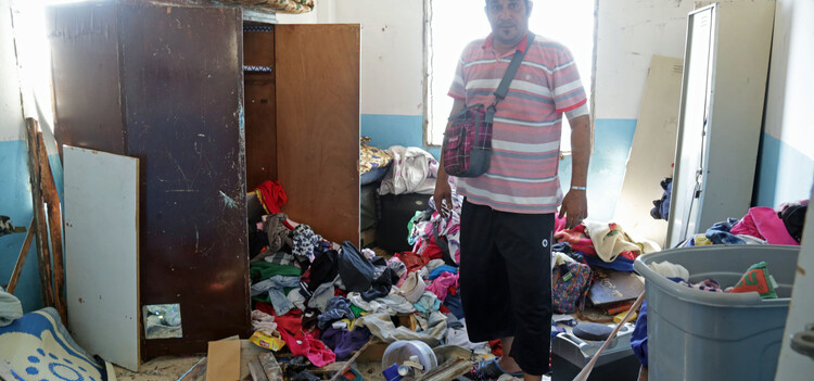 Ein Mann in seiner durch die Explosion beschädigte Wohnung in Beirut, Libanon Ein Mann in seiner durch die Explosion beschädigte Wohnung in Beirut, Libanon