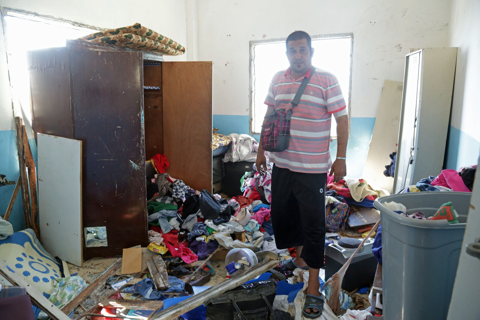 Ein Mann in seiner durch die Explosion beschädigte Wohnung in Beirut, Libanon