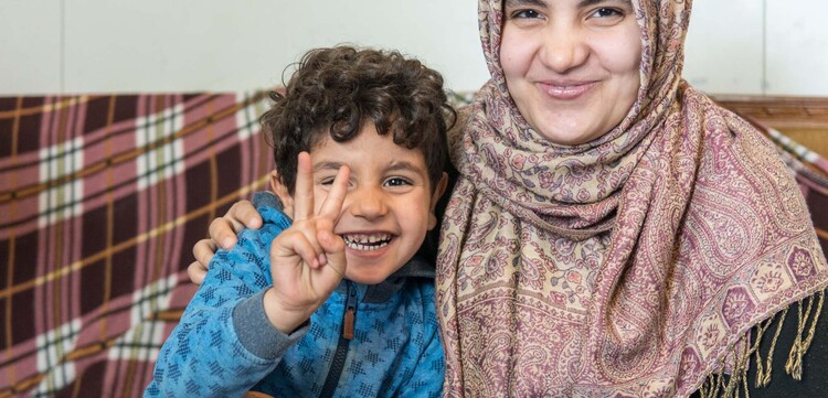 Eine syrische Mutter und ihr Kind im Flüchtlingscamp in Griechenland Eine syrische Mutter und ihr Kind im Flüchtlingscamp in Griechenland