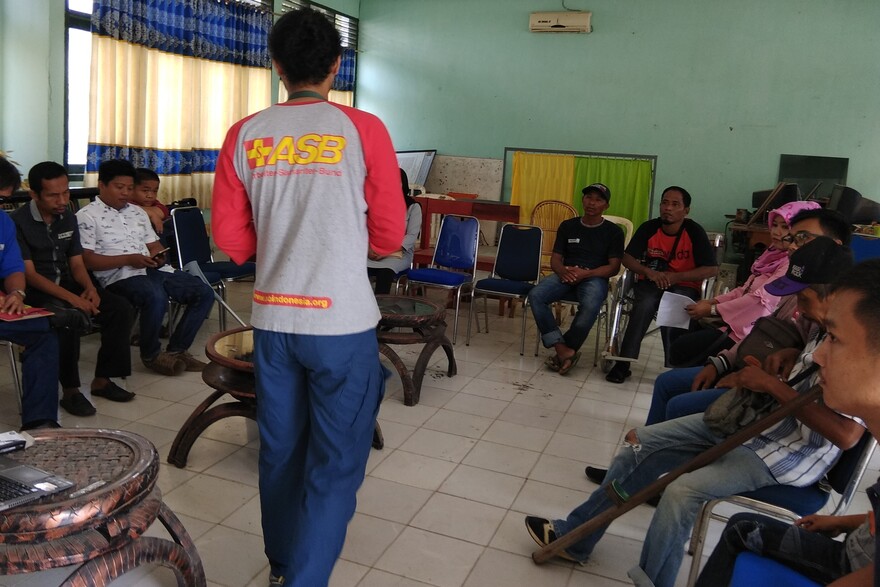 Ein Mitarbeiter unserer Bündnisorganisation ASB schult Menschen in Indonesien