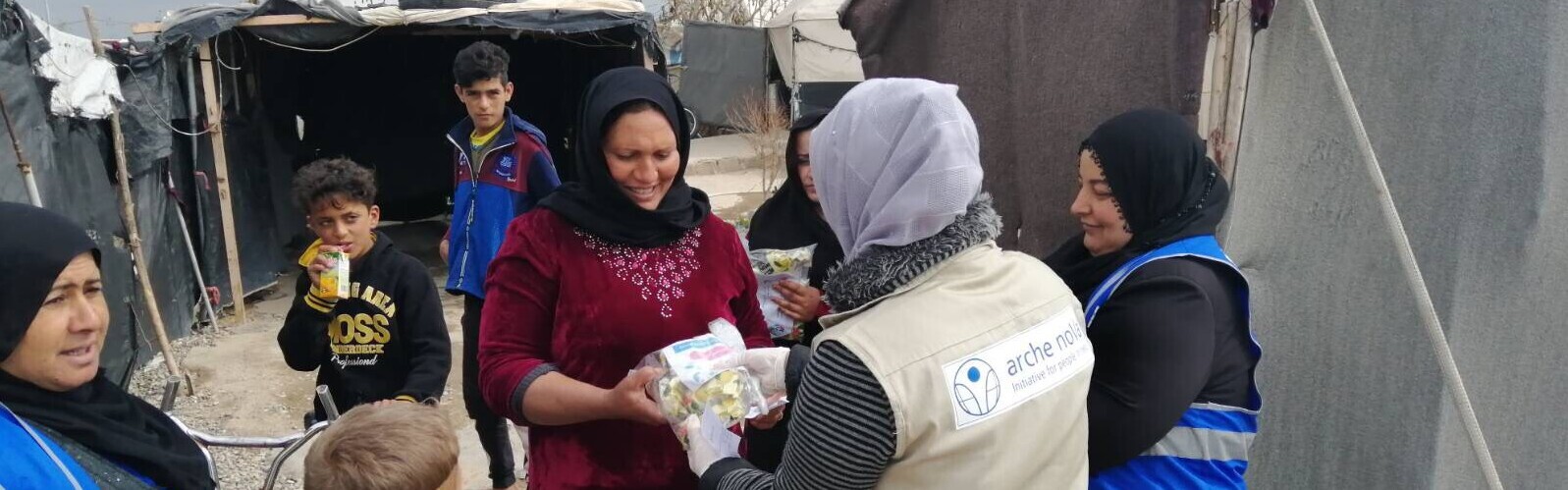 HElfer verteilen Hygienesets an Flüchtlingsfamilien im Irak