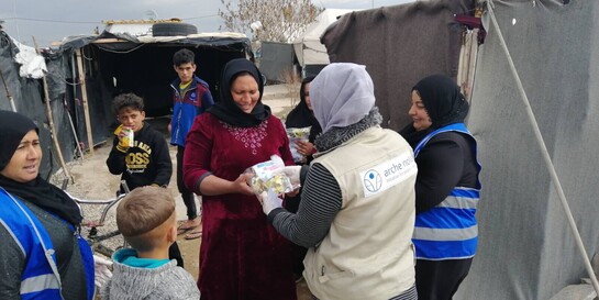 Helfer verteilen Hygieneartikel an Flüchtlinge im Irak