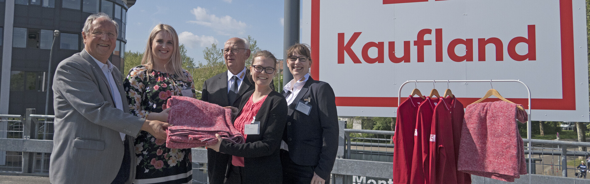 Symbolische Spendenübergabe der recycelten Decken bei Kaufland. V.l.n.r.: Erich Lischek, Lavinia Kochanski (Kaufland), Harald Beese (Auslandshilfe des ASB), Melissa Brosig (Aktion Deutschland Hilft) und Inke Maleen Beese (ASB Hamburg-Mitte)