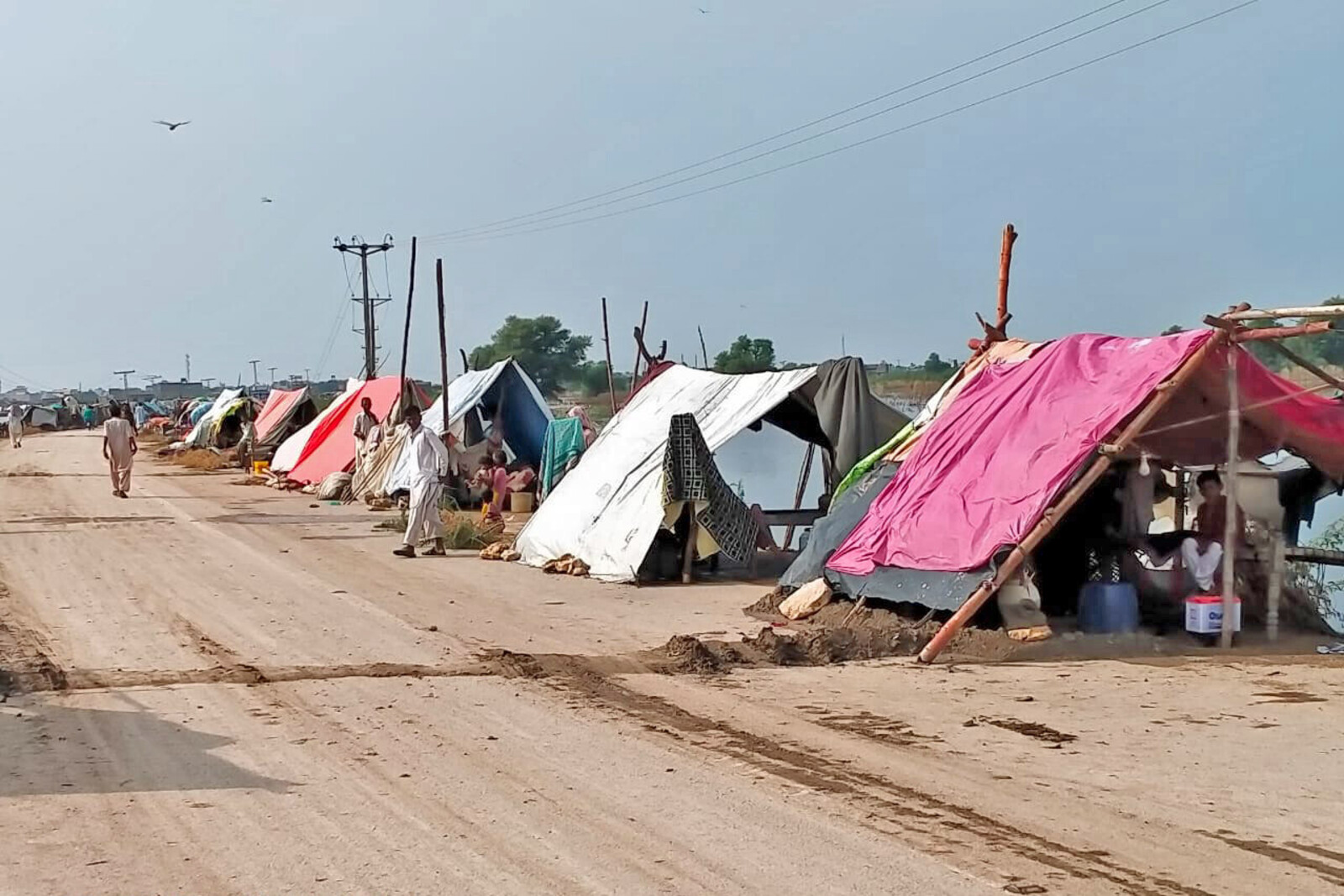 Menschen in improvisierten Notunterkünften nach der Monsun-Katastrophe in Pakistan