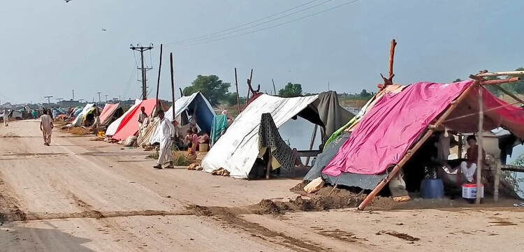 Menschen in improvisierten Notunterkünften nach der Monsun-Katastrophe in Pakistan
