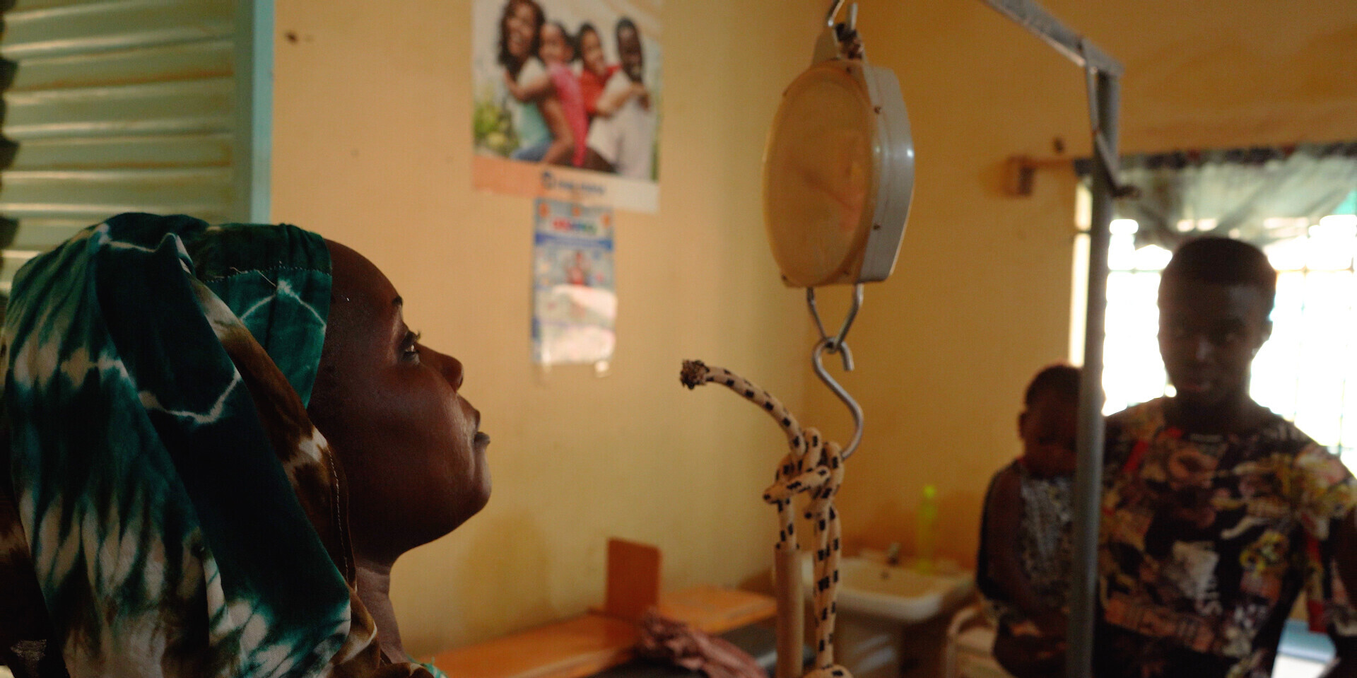 Eine Frau im Senegal bei einer medizinischen Untersuchung