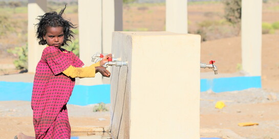 Ein Mädchen an einem Brunnen in Somalia
