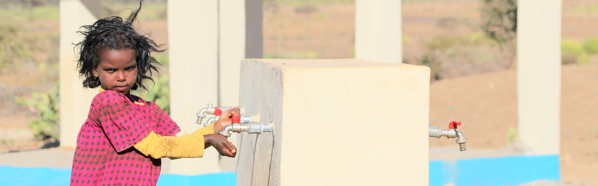 Ein Mädchen an einem Brunnen in Somalia
