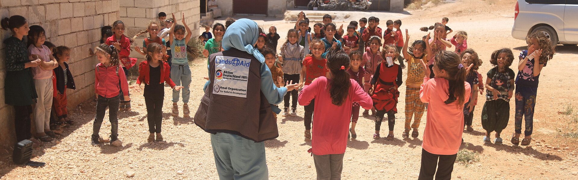 Eine Gruppe von Kindern wird in Syrien von einer Helferin von der Organisation LandsAid betreut Eine Gruppe von Kindern wird in Syrien von einer Helferin von der Organisation LandsAid betreut