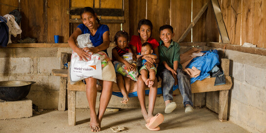 Eine Familie in Honduras mit einer Hilfslieferung von World Vision
