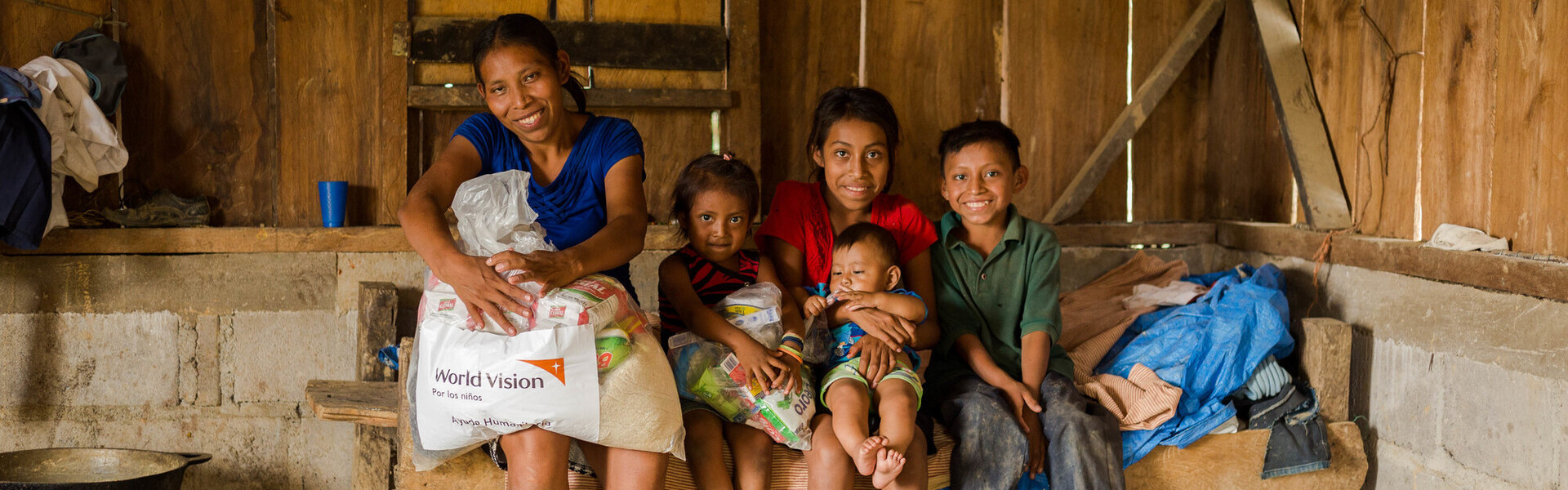 Eine Familie in Honduras mit einer Hilfslieferung von World Vision