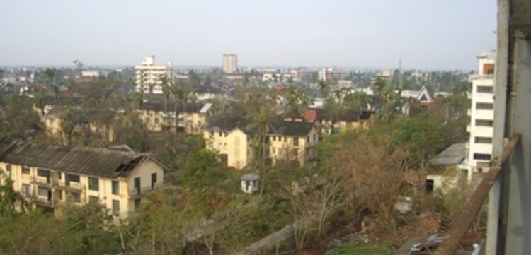 Zyklon Myanmar: Blick auf zerstörte Dächer