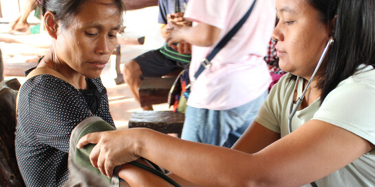 Eine Ärztin versorgt eine Betroffene von Taifun Haiyan auf den Philippinen.
