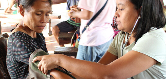 Eine Ärztin versorgt eine Betroffene von Taifun Haiyan auf den Philippinen.