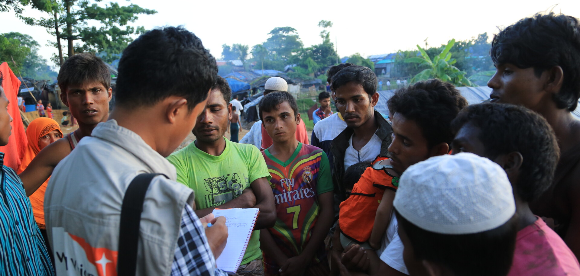 Hussein, seine Tochter und weitere Flüchtlinge mit Mitarbeitern von World Vision Hussein, seine Tochter und weitere Flüchtlinge mit Mitarbeitern von World Vision