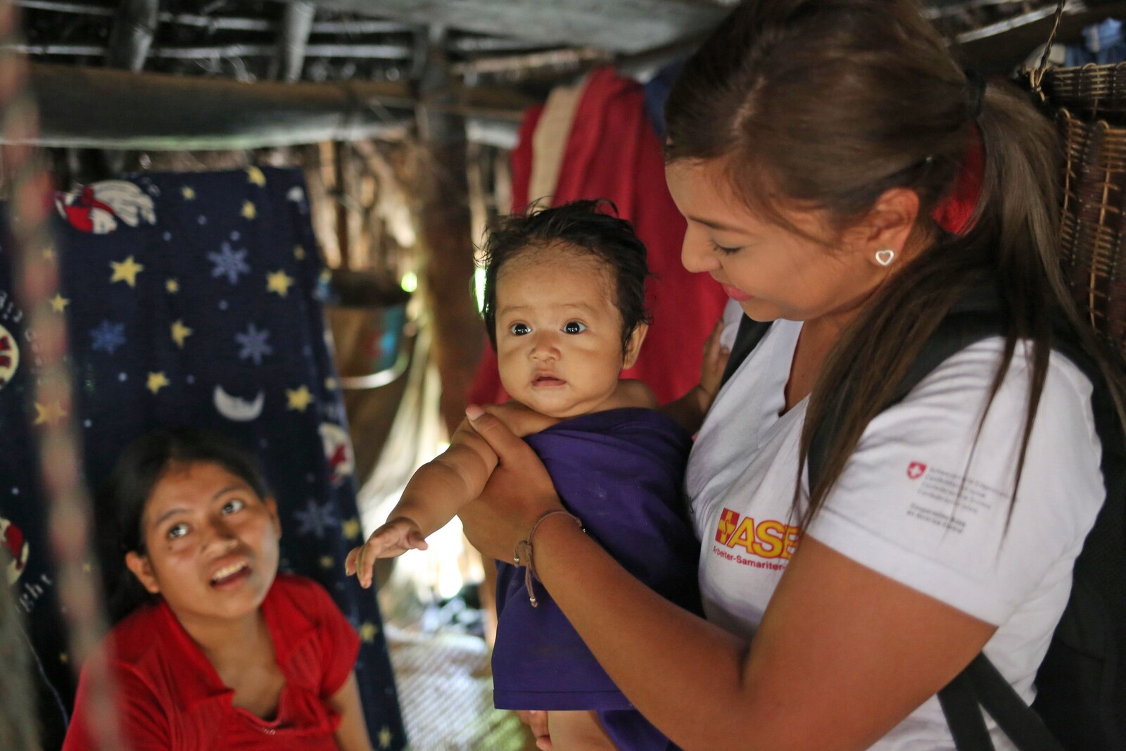 Eine Helferin des ASB mit einem Baby in Guatemala 
