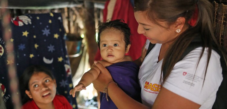 Eine Helferin des ASB mit einem Baby in Guatemala 