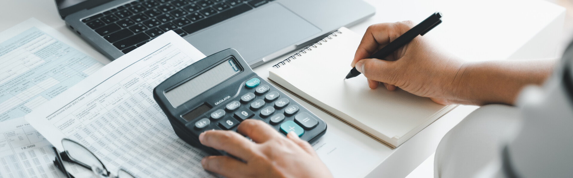 Eine Frau berechnet ihre Steuerersparnis