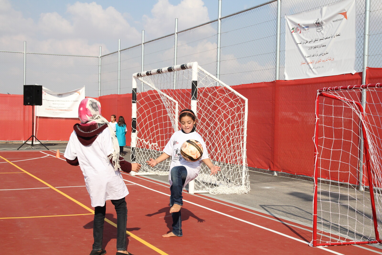 Auf einem Trainingsplatz spielen Flüchtlingskinder in dem Flüchtlingslager Al Azraq.