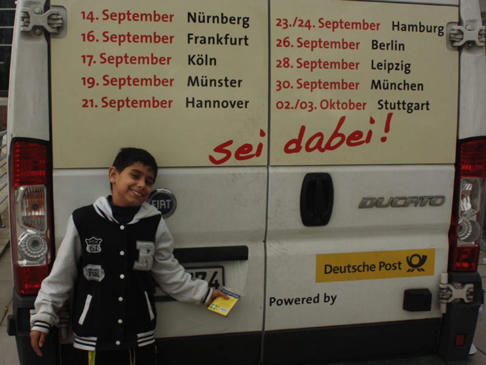 Das Tourmobil von Aktion Deutschland Hilft war ein echter Hingucker und kam bei den Kindern gut an.