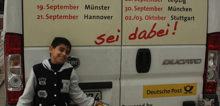 Das Tourmobil von Aktion Deutschland Hilft war ein echter Hingucker und kam bei den Kindern gut an.