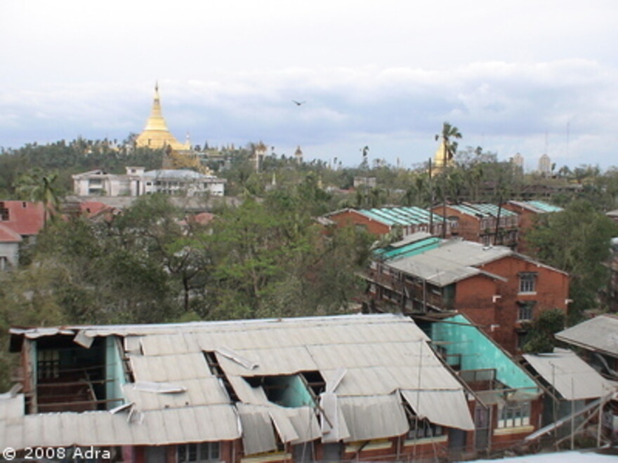 Zyklon Myanmar: Blick auf zerstörte Dächer