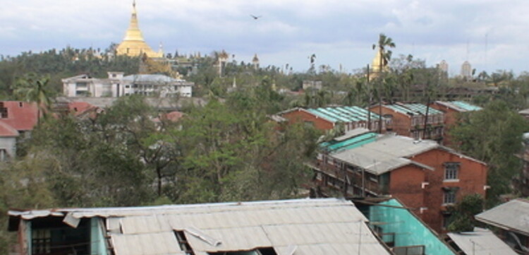 Zyklon Myanmar: Blick auf zerstörte Dächer