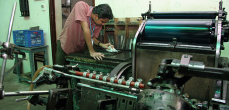 Tsunami-Hilfe Indien: Drucker beim putzen einer Druckplatte