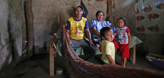 Eine Familie in Guatemala in einer Wohnung. Sie sind Opfer der Auswirkungen von El Niño.
