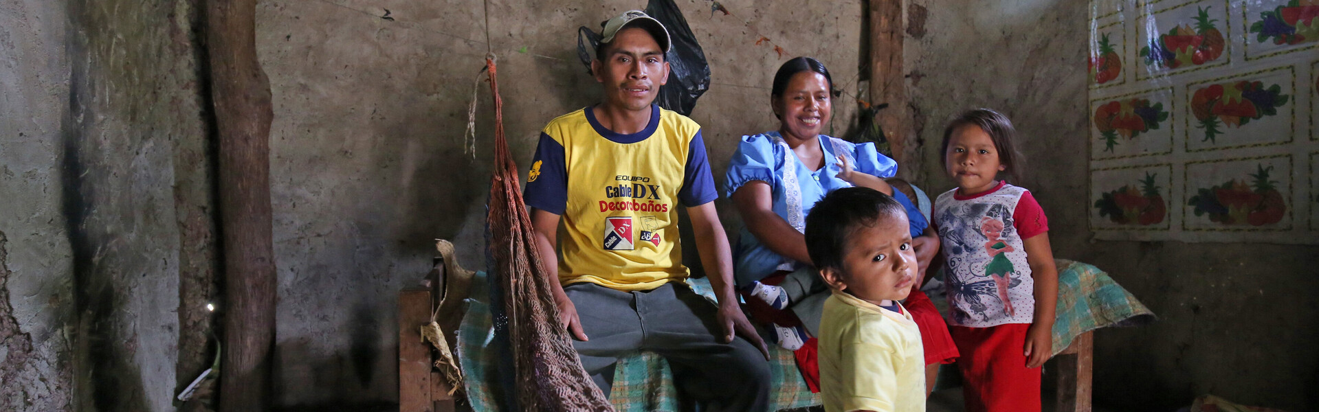 Eine Familie in Guatemala in einer Wohnung. Sie sind Opfer der Auswirkungen von El Niño.