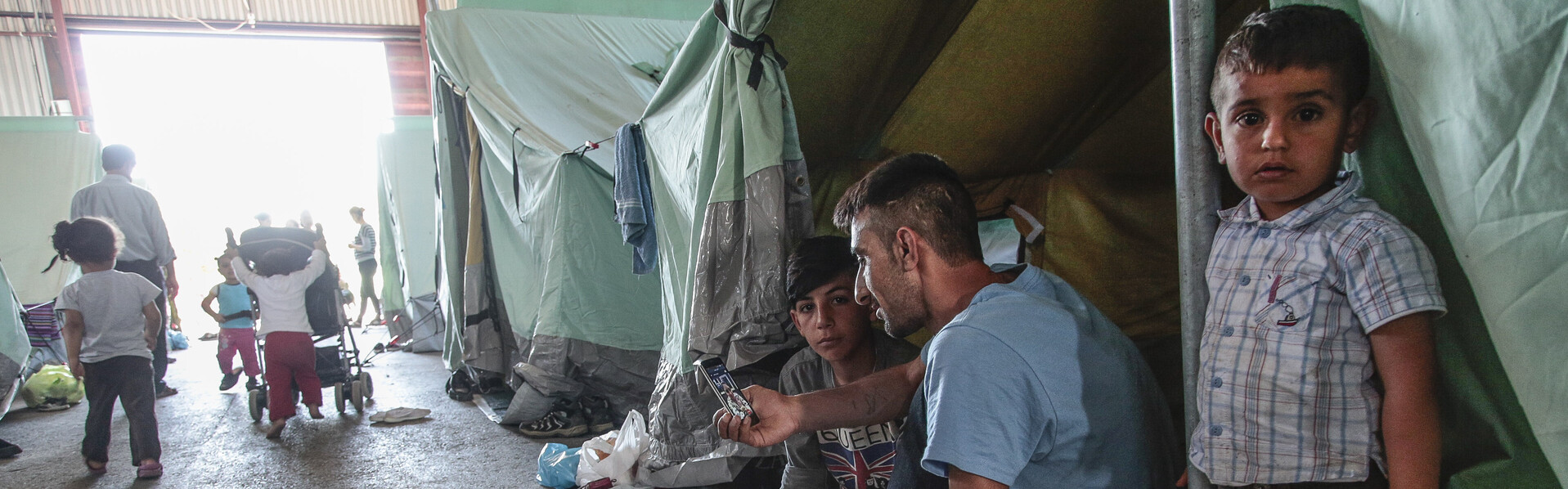 Eltern und Kinder untergebracht in Zelten im griechischen Flüchtlingslager Dervini Camp in Thessaloniki