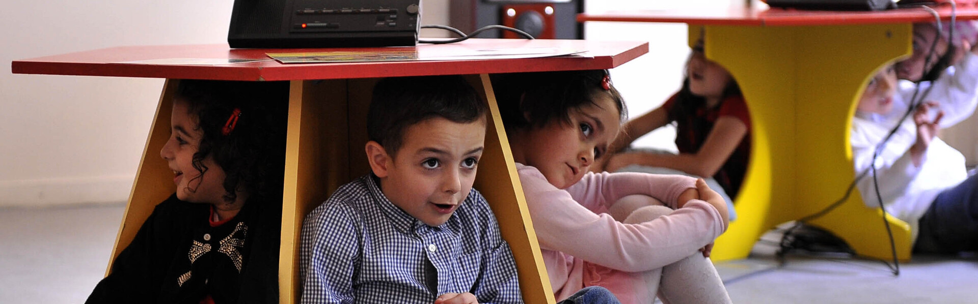 Kinder in Georgien lernen, wie sie sich bei einem Erdbeben schützen können
