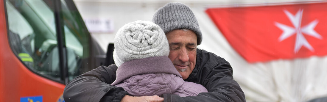 Geflüchtete Menschen aus der Ukraine umarmen sich