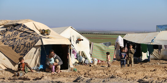 In Idlib (Syrien) wachsen viele Kinder in Notunterkünften wie dieser auf