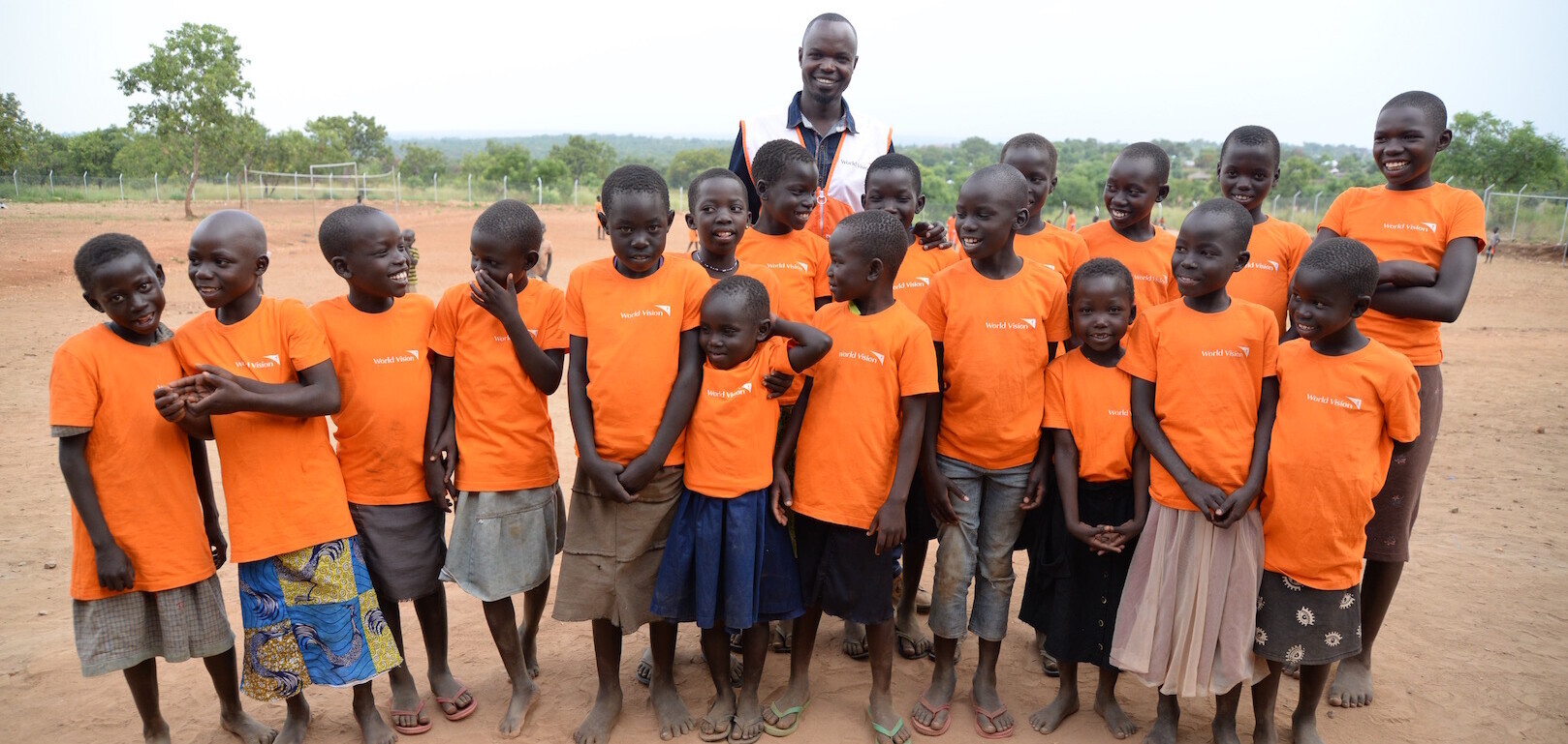 World-Vision-Helfer Japhari mit Kindern in Uganda World-Vision-Helfer Japhari mit Kindern in Uganda