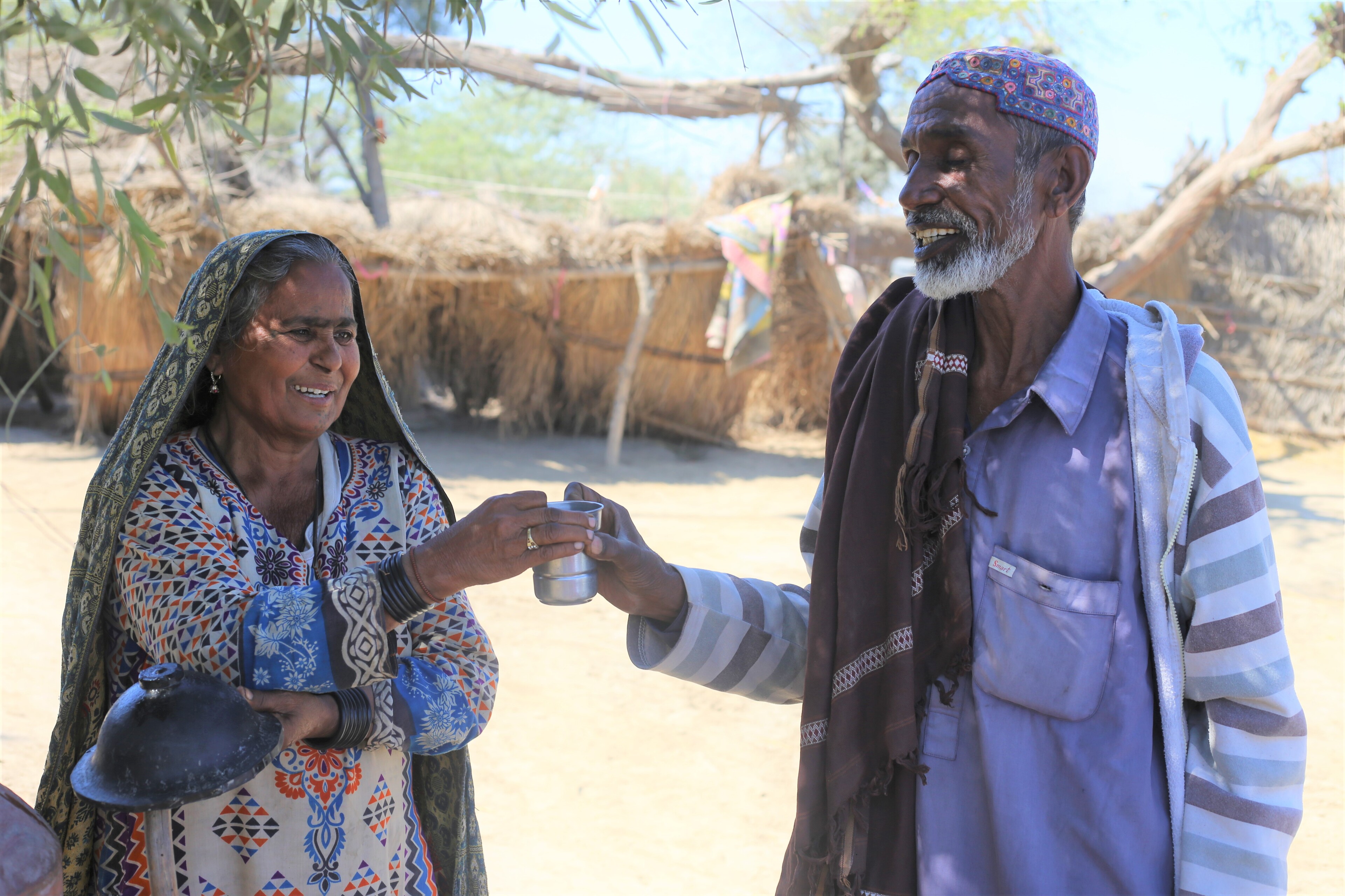 Frau erhält Hilfe von HelpAge in Pakistan Frau erhält Hilfe von HelpAge in Pakistan