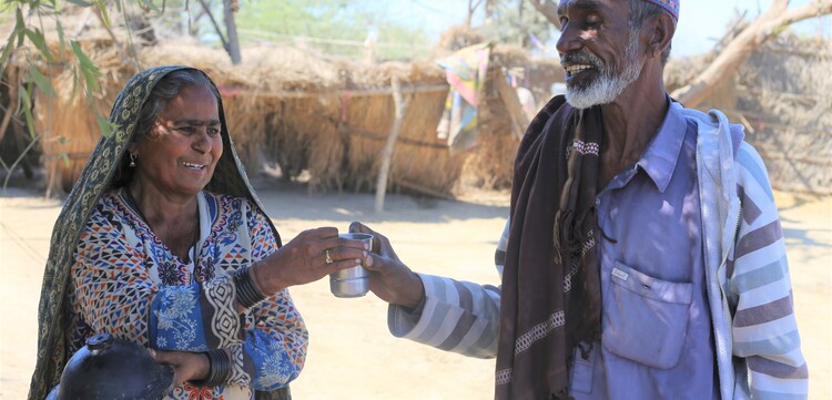Frau erhält Hilfe von HelpAge in Pakistan Frau erhält Hilfe von HelpAge in Pakistan