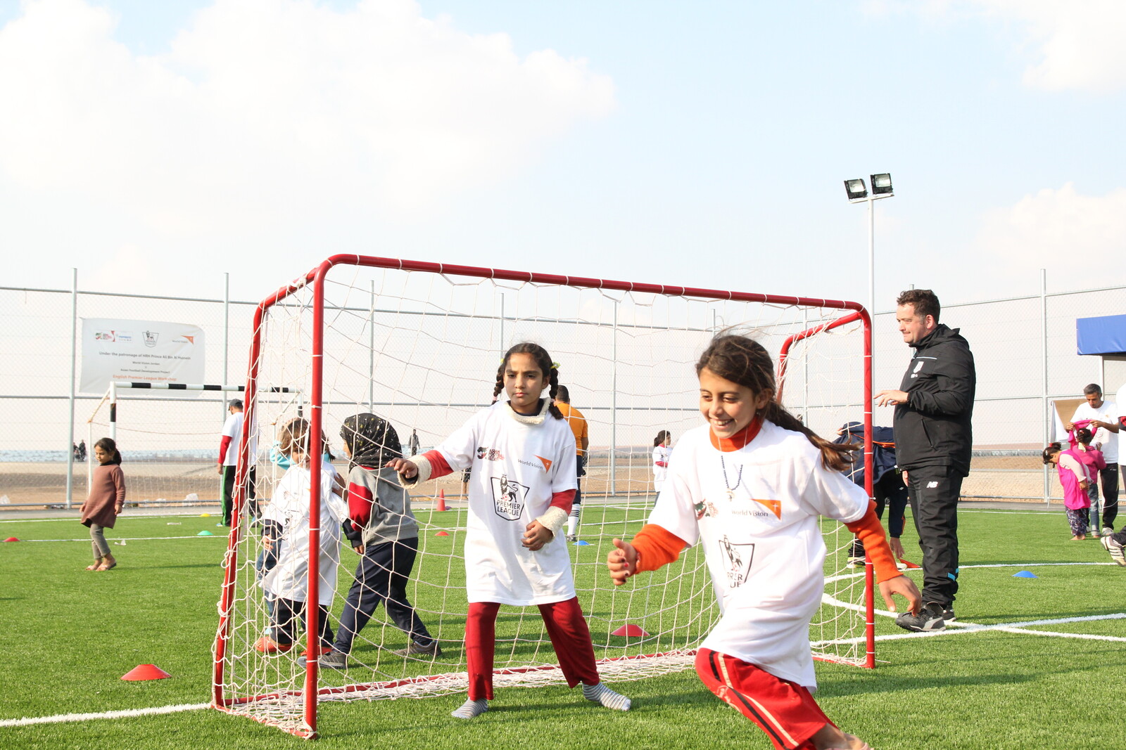 Zwei Mädchen spielen Fußball in dem Flüchtlingscamp Al Azraq.