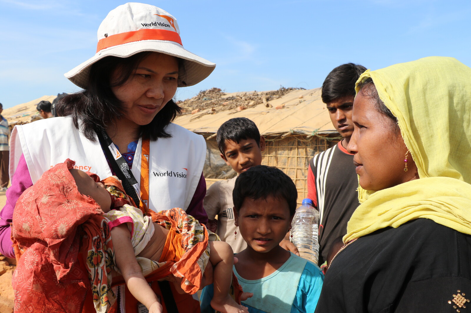 Eine Helferin von World Vision spricht zu der Mutter eines Babys im Flüchtlingscamp Eine Helferin von World Vision spricht zu der Mutter eines Babys im Flüchtlingscamp